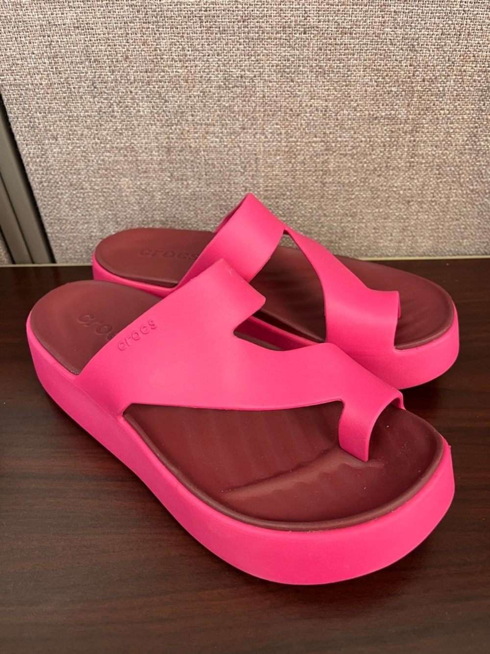 Women’s Crocs Getaway Platform Toe Loop in Dragon Fruit size 5w - Picture 3 of 6